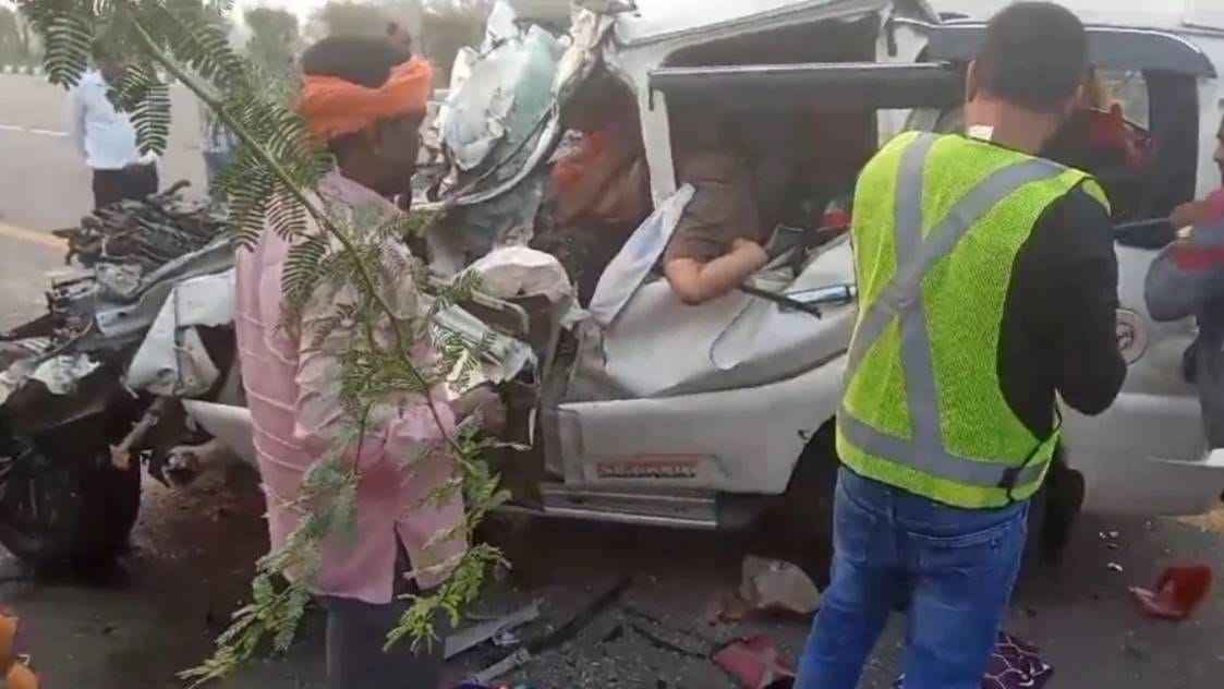 Major accident on Agra Lucknow Expressway, car rammed into container, three dead