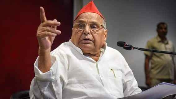 Mulayam Singh Yadav's picture was put up outside the BJP office in UP by-election, his daughter-in-law was also seen with him