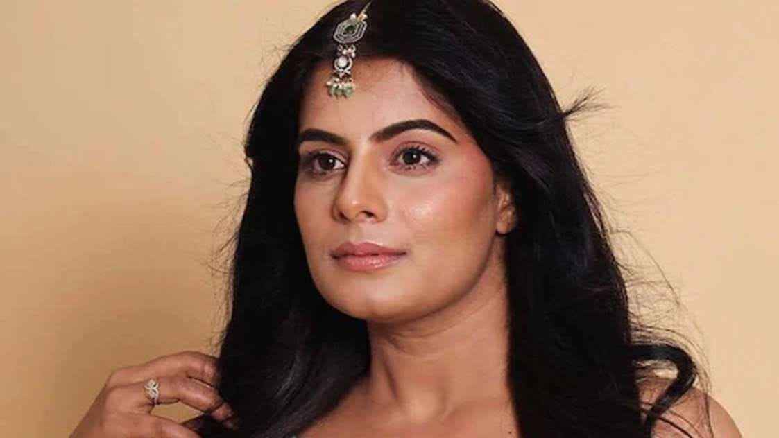 This TV actress committed suicide by hanging herself, has worked in many films and TV serials