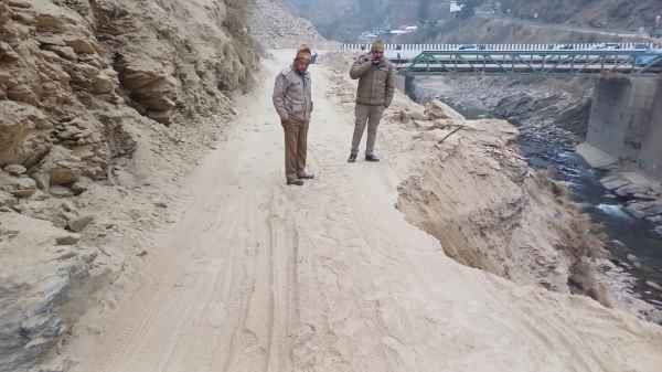 Road collapsed in Quarab, movement of small vehicles completely stopped
