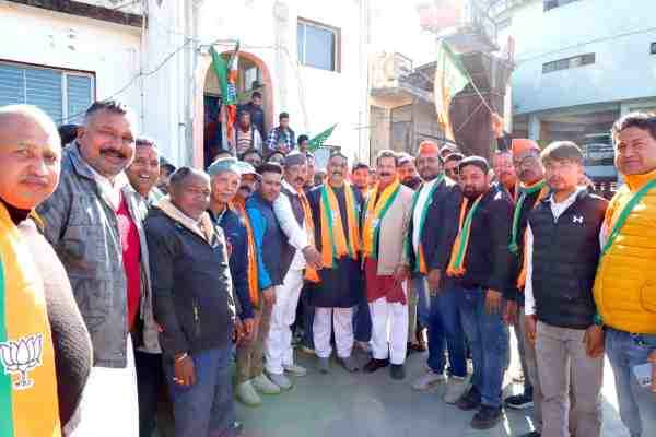 Former minister of state Bittu Karnataka, who reached Almora after joining BJP, was welcomed
