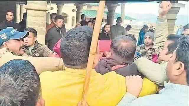 There was a fight between Congress and BJP leaders in Uttarakhand civic elections