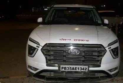 Cash and liquor recovered from a car with Punjab number in Delhi, police engaged in investigation