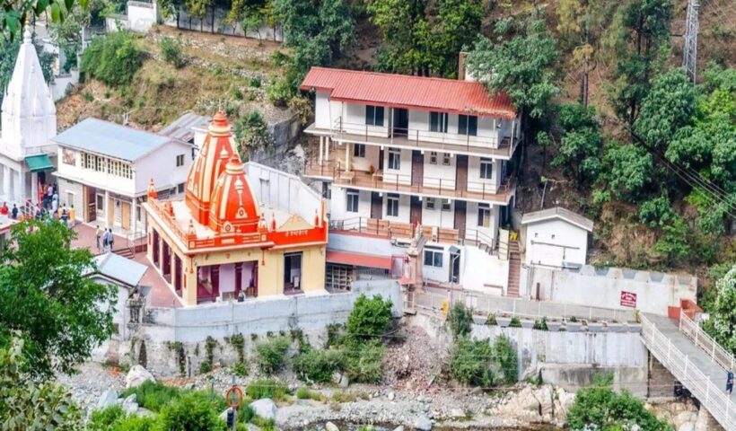 Devotees going to Kainchi Dham got stuck in a traffic jam, passengers were troubled for hours