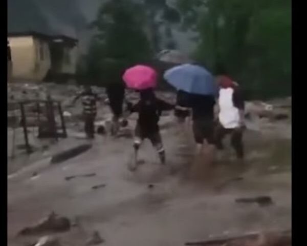 Heavy Rain Traps 1000 Tourists in Sikkim’s Lachen-Lachung, Rescue Operation Underway