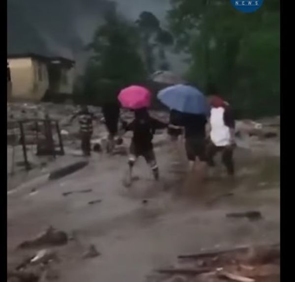 Heavy Rain Traps 1000 Tourists in Sikkim’s Lachen-Lachung, Rescue Operation Underway