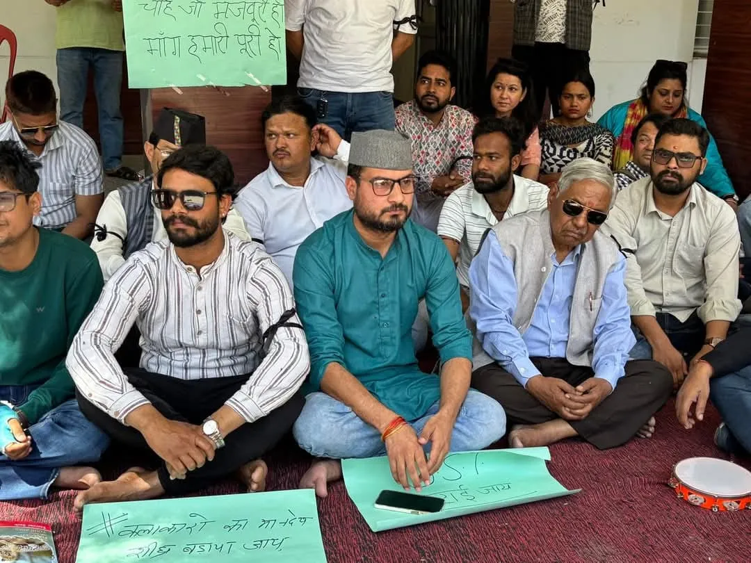 Garh Ratna Narendra Singh Negi and Saurabh Maithani Supported Folk Artists' Protest