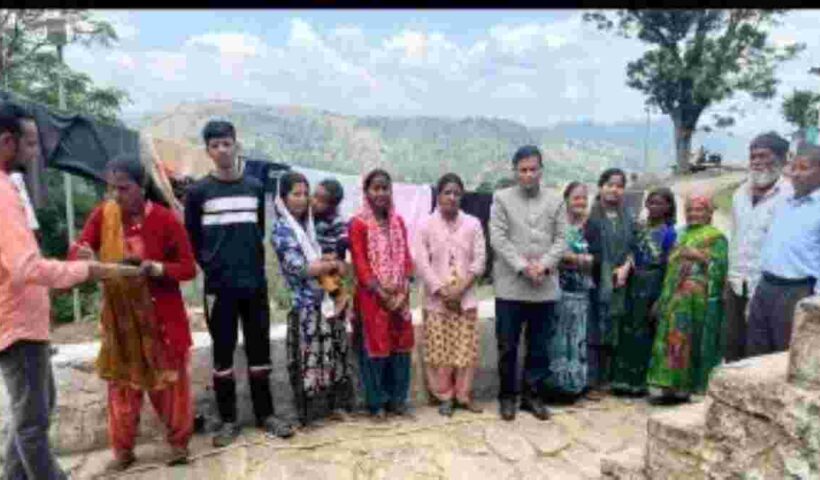 almora-unique-protest-demanding-to-build-a-bridge-over-the-river-protesters-collecting-donations-by-begging
