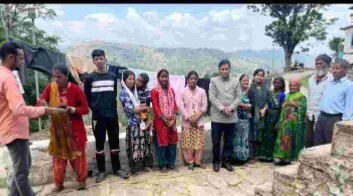almora-unique-protest-demanding-to-build-a-bridge-over-the-river-protesters-collecting-donations-by-begging