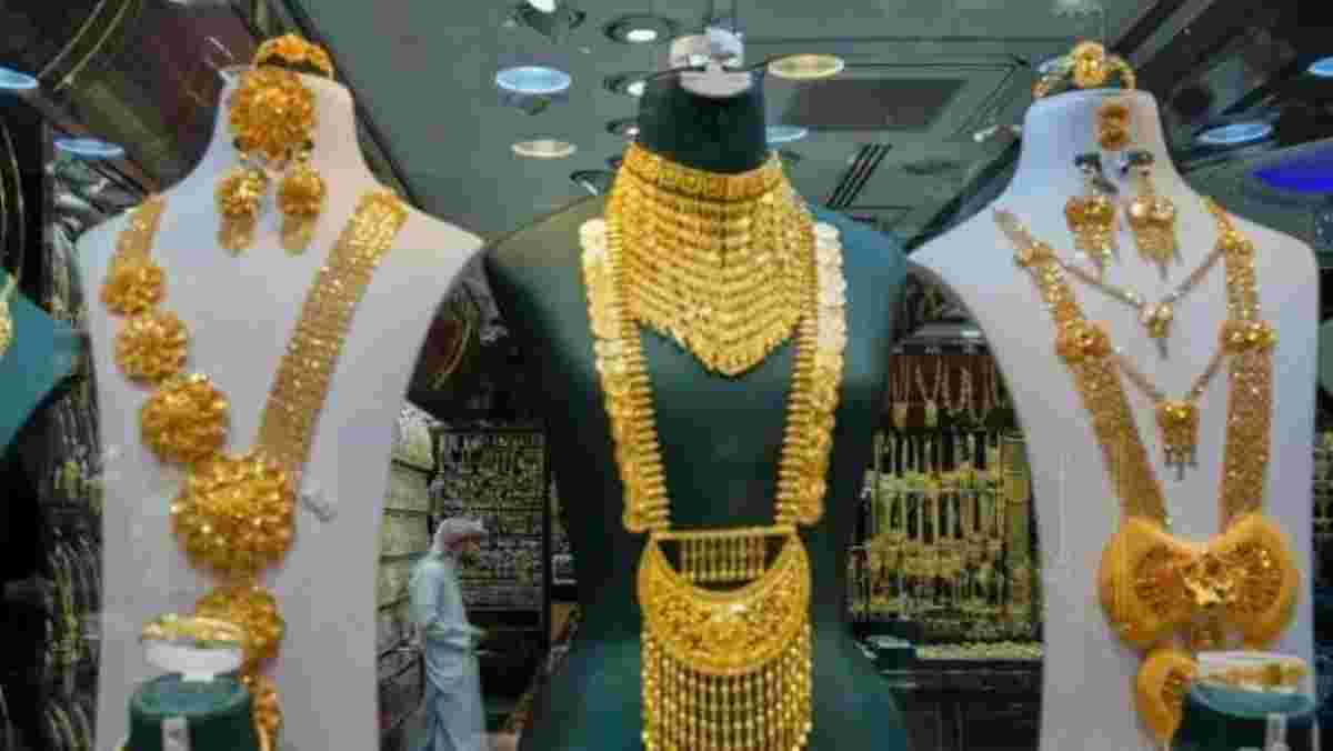 as-tension-on-the-border-increased-gold-and-silver-became-cheaper-rupee-weakened-against-the-dollar