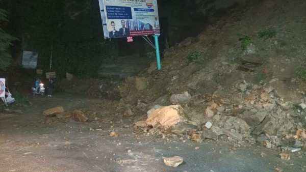 अल्मोड़ा ब्रेकिंग : फिर दरकी लक्ष्मेश्वर बाईपास की पहाड़ी, यातायात बाधित 2 1000170166