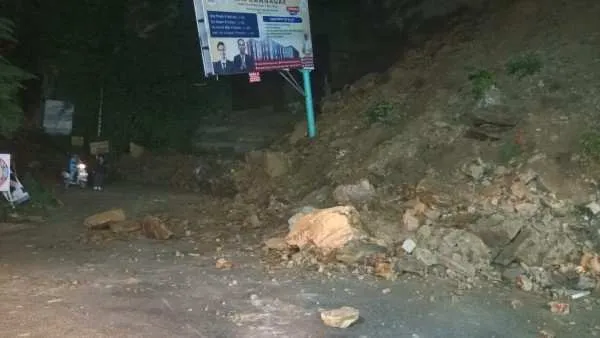 अल्मोड़ा ब्रेकिंग : फिर दरकी लक्ष्मेश्वर बाईपास की पहाड़ी, यातायात बाधित 2 1000170166