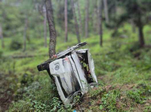 almora-vehicle-fell-into-a-ditch-here