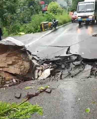 A huge rock fell near Garampani on the Almora-Haldwani highway, the road broke