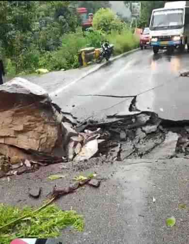 A huge rock fell near Garampani on the Almora-Haldwani highway, the road broke