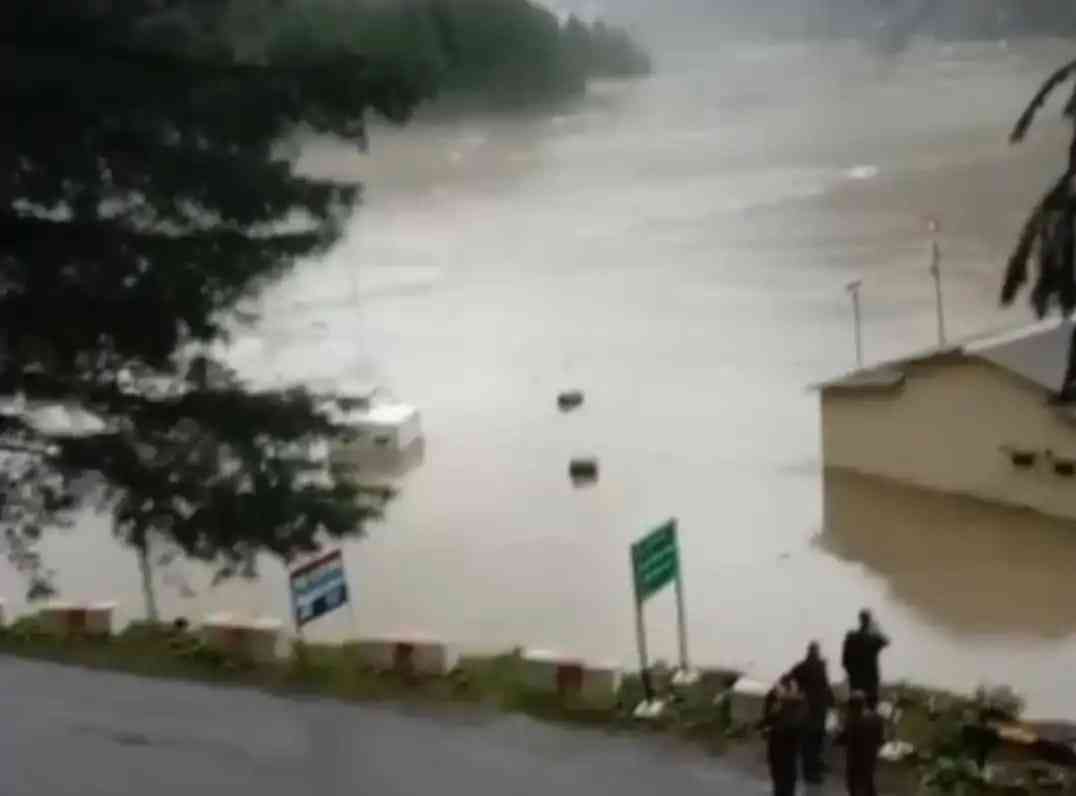 https://www.uttranews.com/after-the-earthquake-cloud-burst-on-sukhi-top-lake-formed-near-army-camp-situation-of-double-disaster/