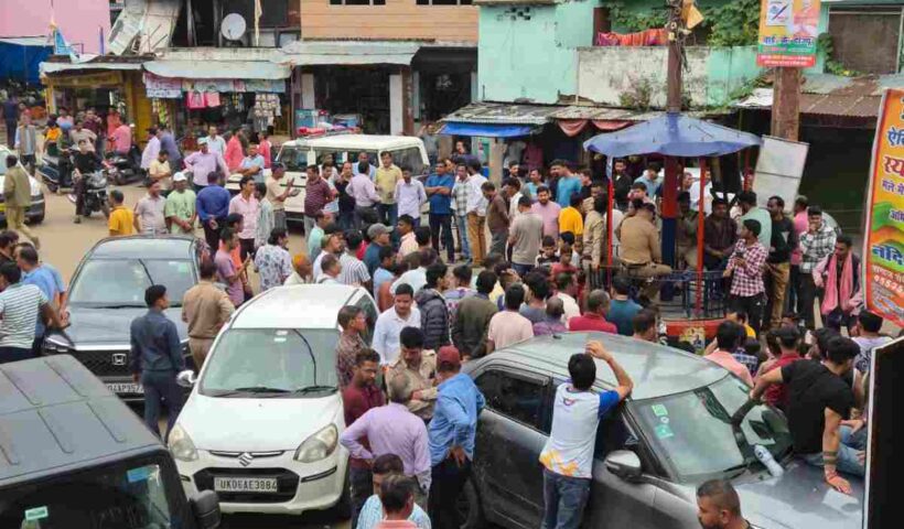 dwarahat-block-pramukh-poll-chaos-locals-block-road
