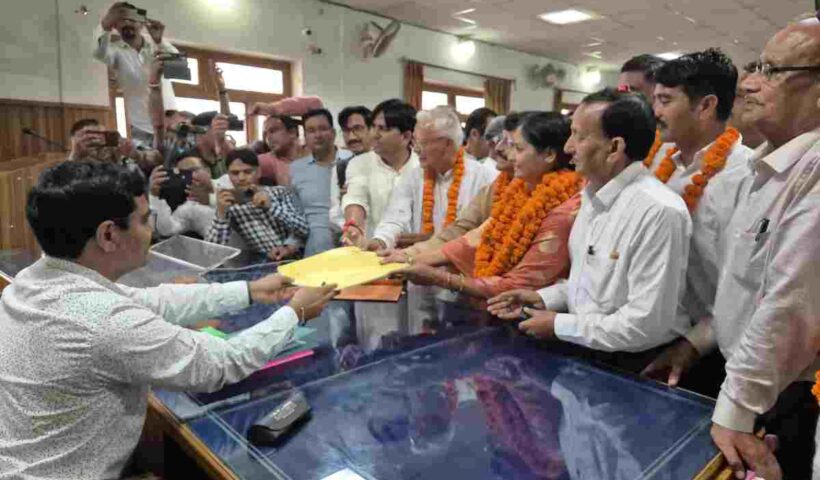 jila panchayat chunav- Congress candidate Sunita Kunjwal filed nomination in Almora.