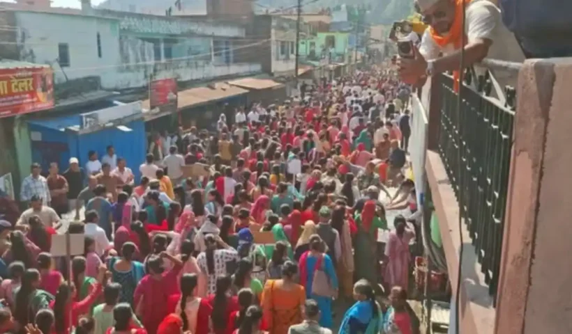 Public anger erupted, crowd gathered in Chaukhutiya in the name of Operation Health
