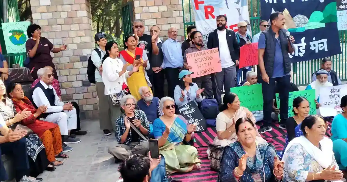 sonam-wangchuk-in-jail-for-30-days:-people-took-to-the-streets-in-dehradun-demand-for-her-release-intensified