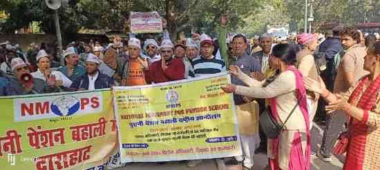 The old pension demand resonates at Jantar Mantar – a large number of teachers and employees from Almora gather.
