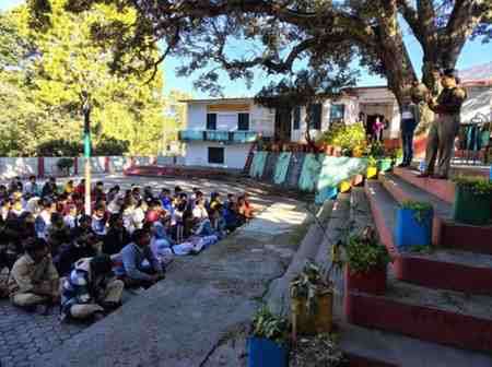 Almora Police conducts awareness campaign in Dwarahat – Students are taught cybersecurity, traffic rules, and drug abuse prevention.