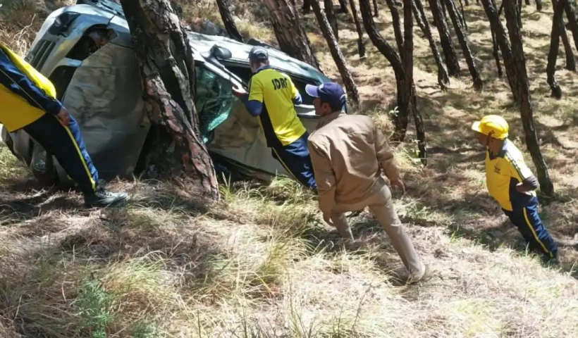 Almora Breaking- Car fell into 50 meter ditch after head-on collision between two vehicles, husband and wife injured.