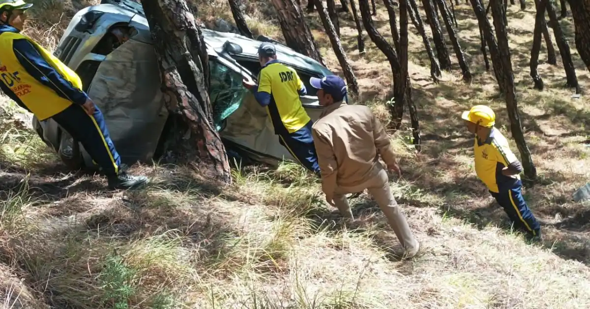 Almora Breaking- Car fell into 50 meter ditch after head-on collision between two vehicles, husband and wife injured.
