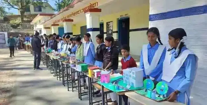 जीआईसी कमलेश्वर के बच्चों ने भरी वैज्ञानिक उड़ान, विज्ञान महोत्सव में मॉडल्स देखकर लोग बोले- 'यही है नया भारत 25 Children-of-GIC-Kamleshwar-took-a-scientific-flight-after-seeing-the-models-in-the-science-festival-people-said-This-is-the-new-India