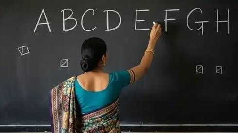 the-jobs-of-over-30000-teachers-in-up-government-schools-are-in-jeopardy