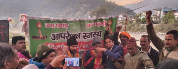 चौखुटिया का स्वास्थ्य आंदोलन, आंदोलनकारियो के साथ मुख्यमंत्री की वीडियो कॉल के बाद आंदोलन स्थगित 2 Screenshot 20251130 211717