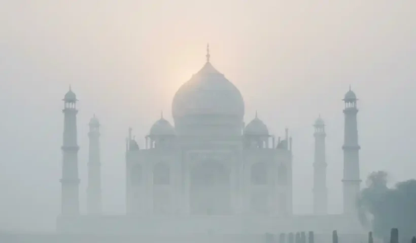 taj-mahal-vanishes-in-dense-fog