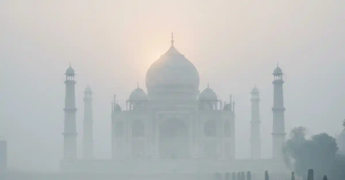 taj-mahal-vanishes-in-dense-fog