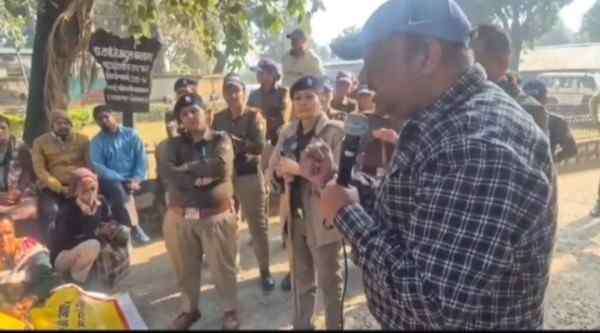 Ramnagar: Affected residents protest against the anti-encroachment drive in the Puchhadi area, gheraoing the Terai West Forest Division office.