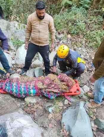 भवाली-अल्मोड़ा रोड पर स्कॉर्पियो खाई में गिरी,3 की मौत, 6 घायल 2 A Scorpio SUV fell into a gorge on the Bhowali-Almora road, killing 3 and injuring 6.