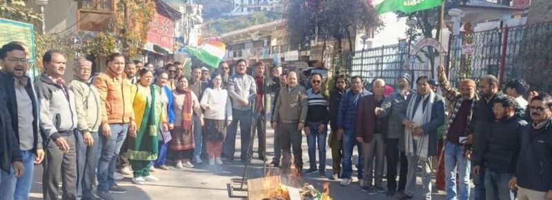 अल्मोड़ा में कांग्रेस का विरोध प्रदर्शन, अंकिता हत्याकांड से जुड़े सभी प्रभावशालियों की गिरफ्तारी की मांग 1 Screenshot 20251224 211206