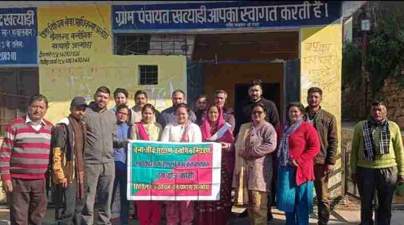 अल्मोड़ा के खत्याड़ी गांव में 'मानव वन्यजीव संघर्ष एवं सुरक्षा' पर हुई विचार गोष्ठी 2 Screenshot 20251225 191413