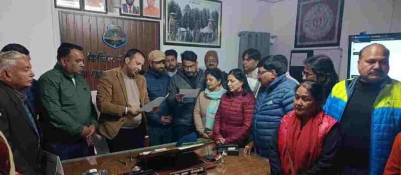 अल्मोड़ा नगर क्षेत्र में गुलदारों की आमद की घटनाओं से जनसुरक्षा की मांग को लेकर कांग्रेस ने किया डीएफओ कार्यालय का घेराव 1 Screenshot 20251226 182019