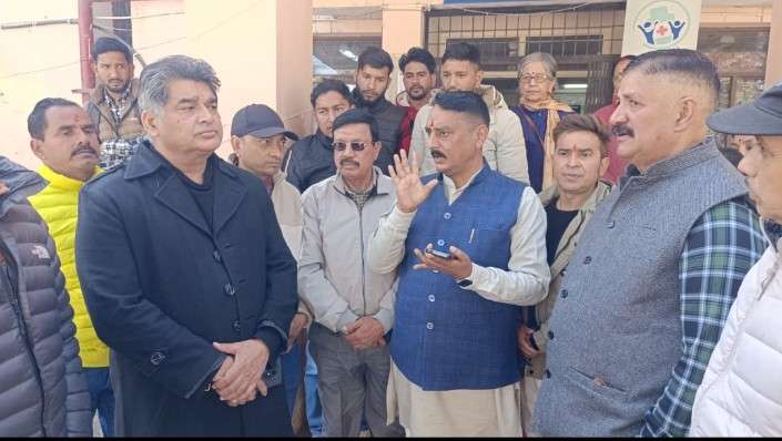 अल्मोड़ा: स्वास्थ सेवाओं को दुरुस्त करने की मांग, मेडिकल कॉलेज के प्राचार्य का घेराव 2 Screenshot 2025 1209 130804