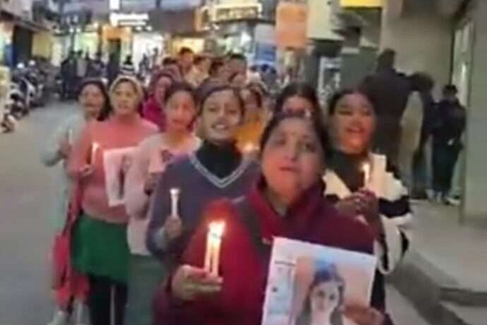 अल्मोड़ा में कांग्रेस का कैंडिल मार्च लगे नारे, अंकिता हम शर्मिंदा हैं तेरे कातिल जिंदा हैं 1 Screenshot 2025 1227 190308