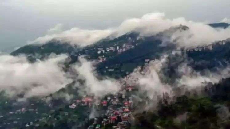 देहरादून समेत कई मैदानी क्षेत्रों में छाया घना कोहरा, 9 डिग्री तक हुआ पारा, शीत लहर से बढ़ी ठिठुरन 1 n6939027391766291500924172fd30d3fcff1c38301c151a7da69daf8a0d2e45c37bc55b5b7168b0b0fa69d