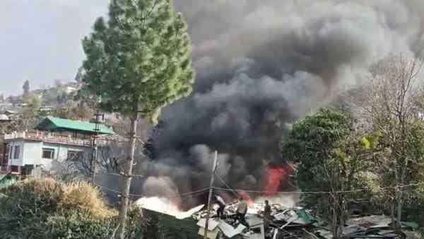A massive fire broke out in a store at an army camp in Uttarakhand; relief and control operations by rescue teams are underway.