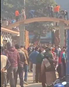 Agastya Rishi's doli came out of Agastyamuni after 15 years, round gate became a hindrance, agitators started breaking the gate