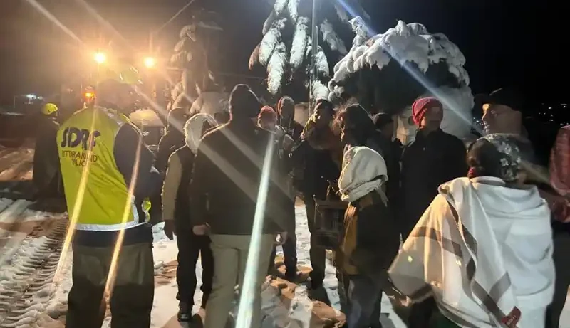 Hundreds Stranded in Heavy Snowfall, SDRF Arrives Like a Lifeline and Rescues All Safely