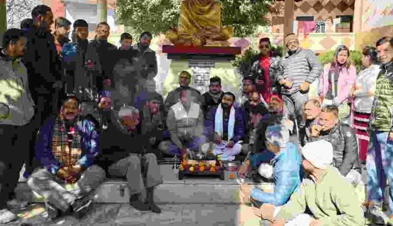 अल्मोड़ा में बीजेपी कार्यकर्ताओं ने किया बुद्धि शुद्धि यज्ञ, कहा कहा कांग्रेस लगातार कर रही राज्य विरोधी बयानबाज़ी 3 Screenshot 2026 01 11 17 25 21 38 7352322957d4404136654ef4adb64504