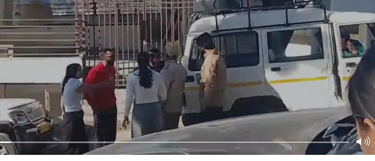 Viral Video-Controversy over throwing garbage in Almora, fierce altercation between tourists and local people