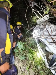 almora-tragic-accident-in-bhatrojkhan-ertiga-falls-into-300-metre-deep-gorge-driver-dies