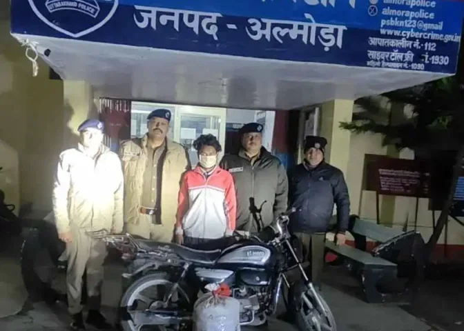 youth-arrested-with-ganja-worth-more-than-rs-2-lakh-bike-seized-in-almora