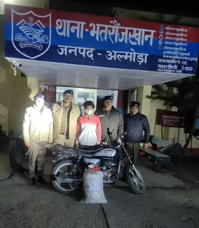youth-arrested-with-ganja-worth-more-than-rs-2-lakh-bike-seized-in-almora
