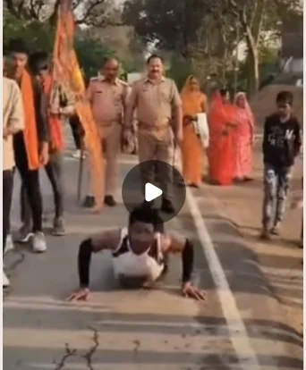 amazing-when-his-vow-of-divorce-from-his-wife-was-fulfilled-the-young-man-did-a-9-km-long-prostration-journey-police-kept-accompanying-him-for-security